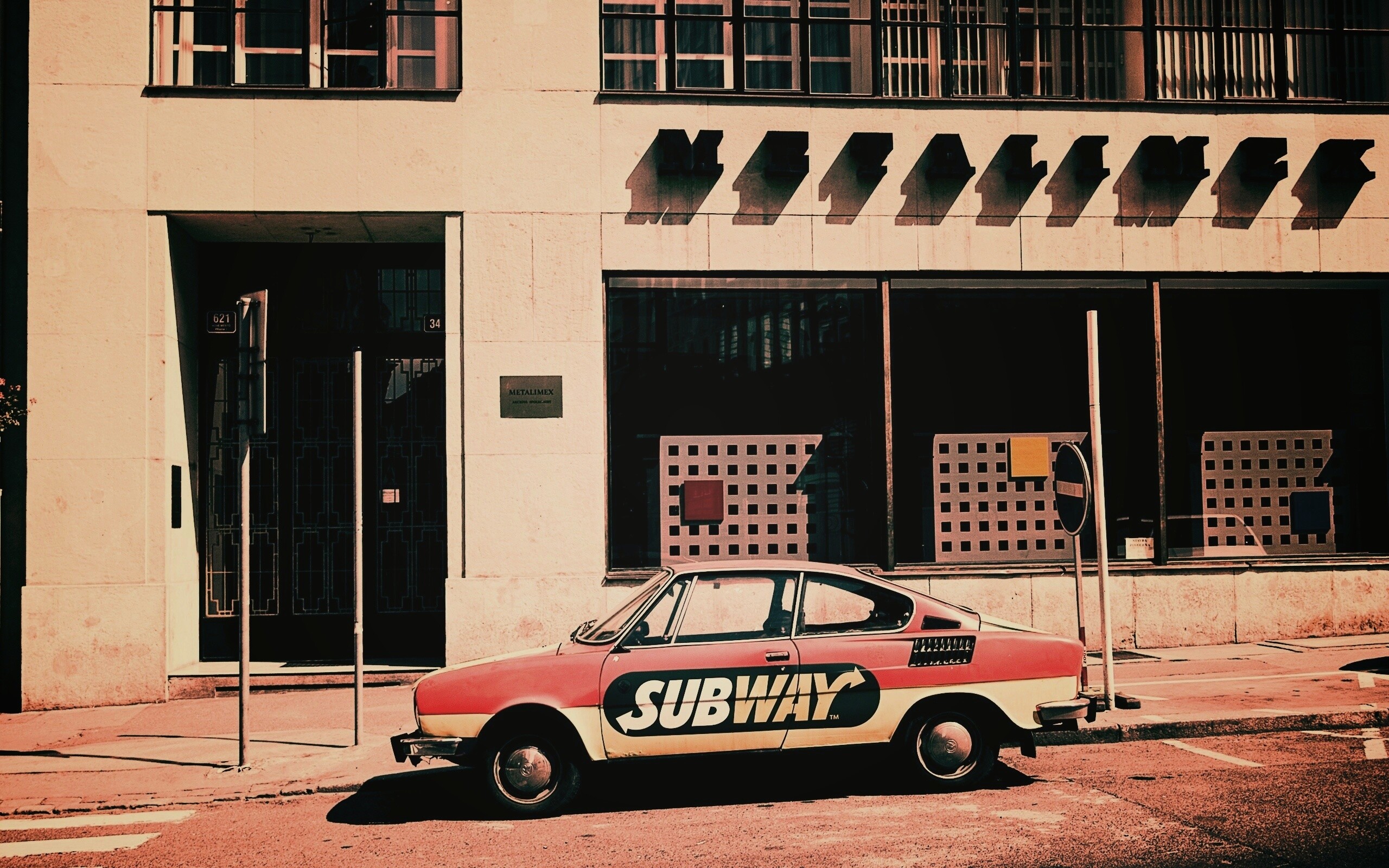 Реклама Subway на машине в Праге обои
