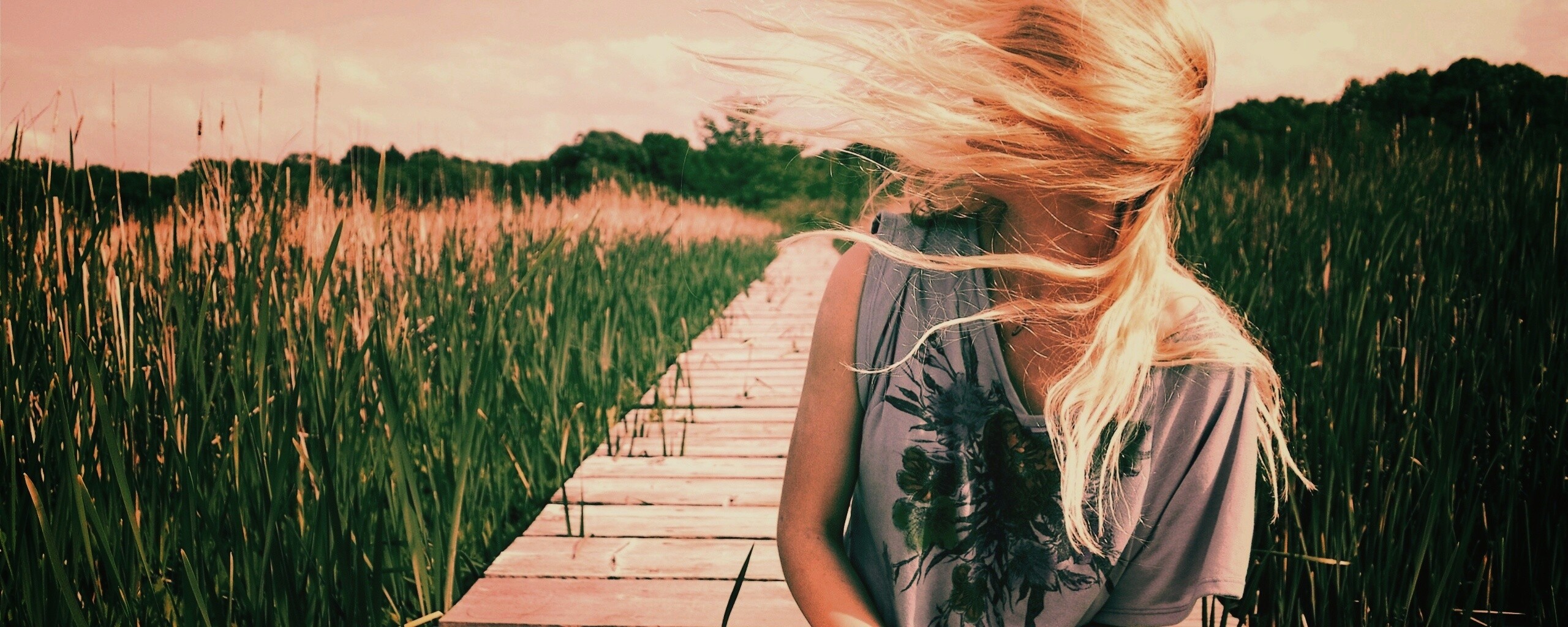 Девушка и ветер обои