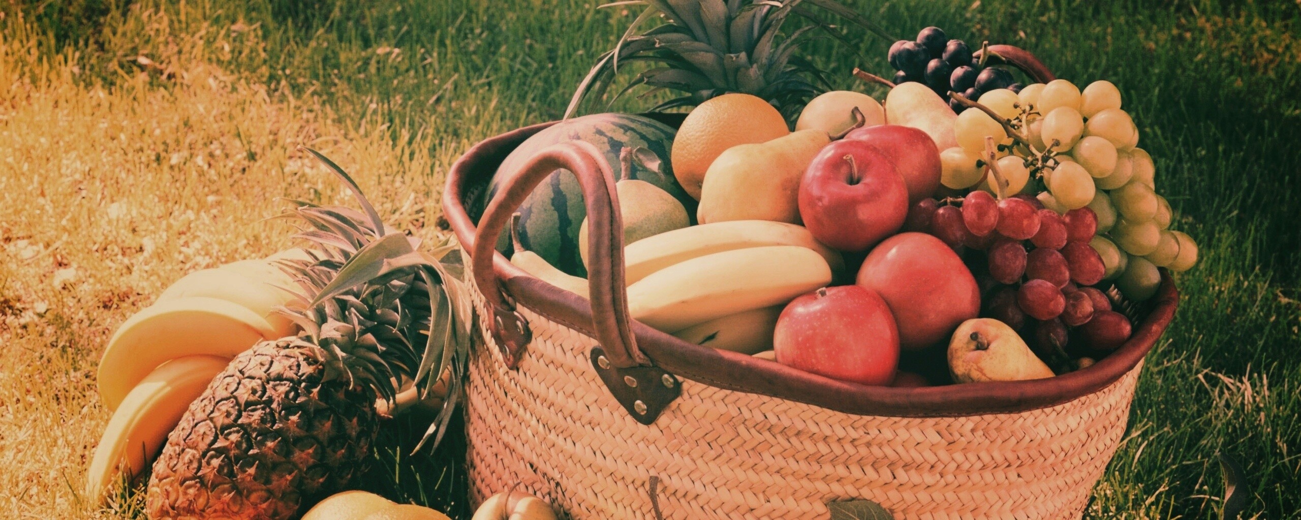 Корзина с фруктами обои