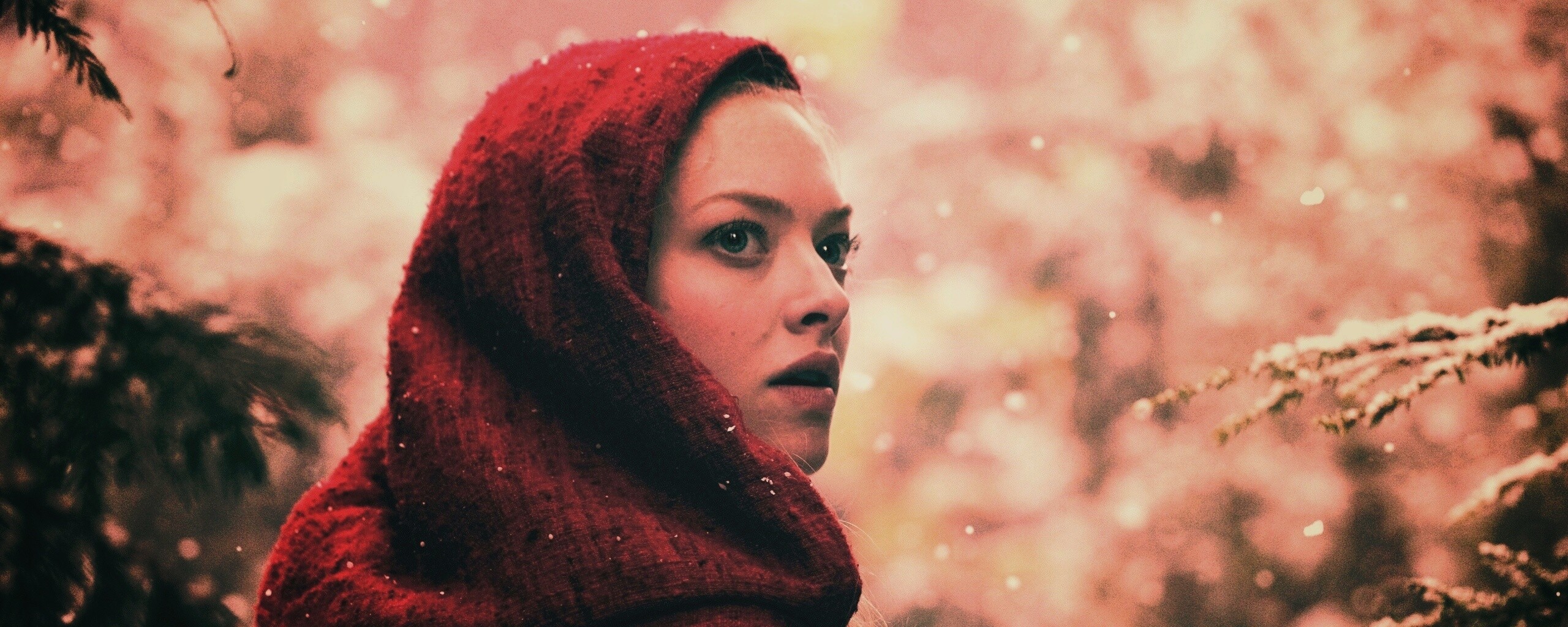 Amanda Seyfried in Red Riding Hood обои