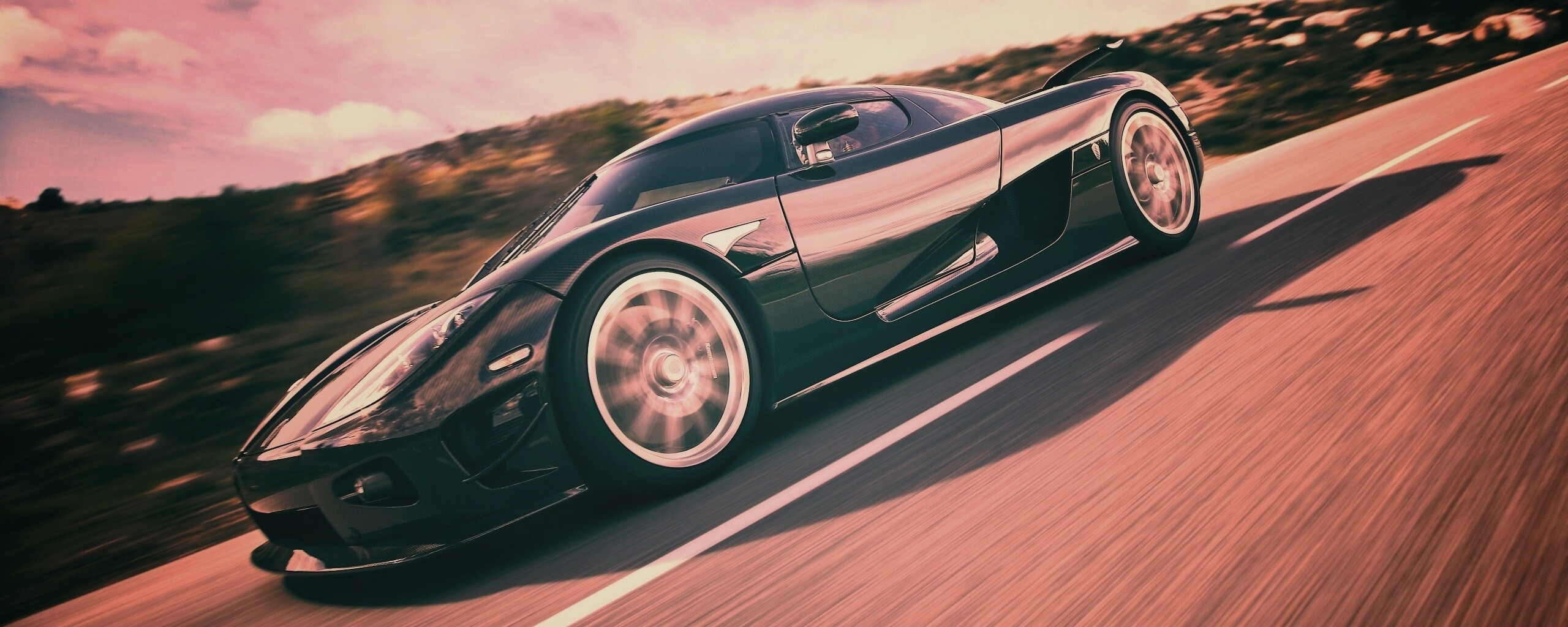 Автомобиль Koenigsegg мчится по трассе обои