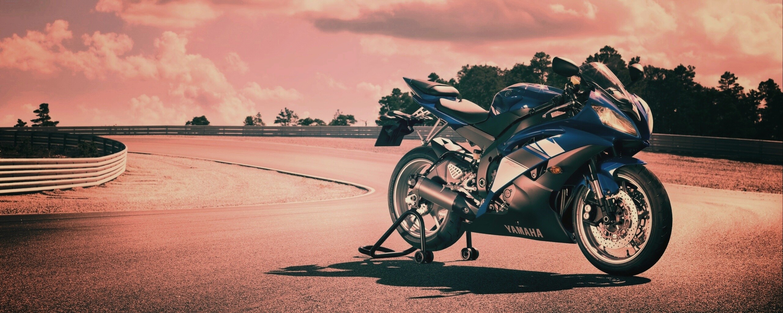Yamaha R6 на трассе обои