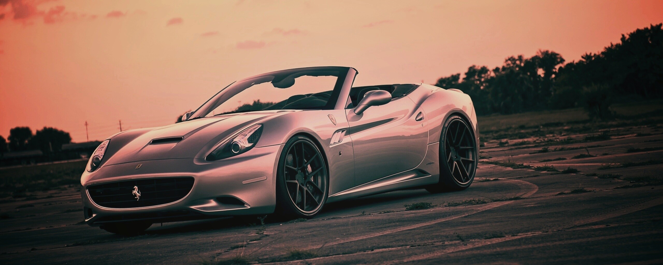 Ferrari на взлетном поле обои