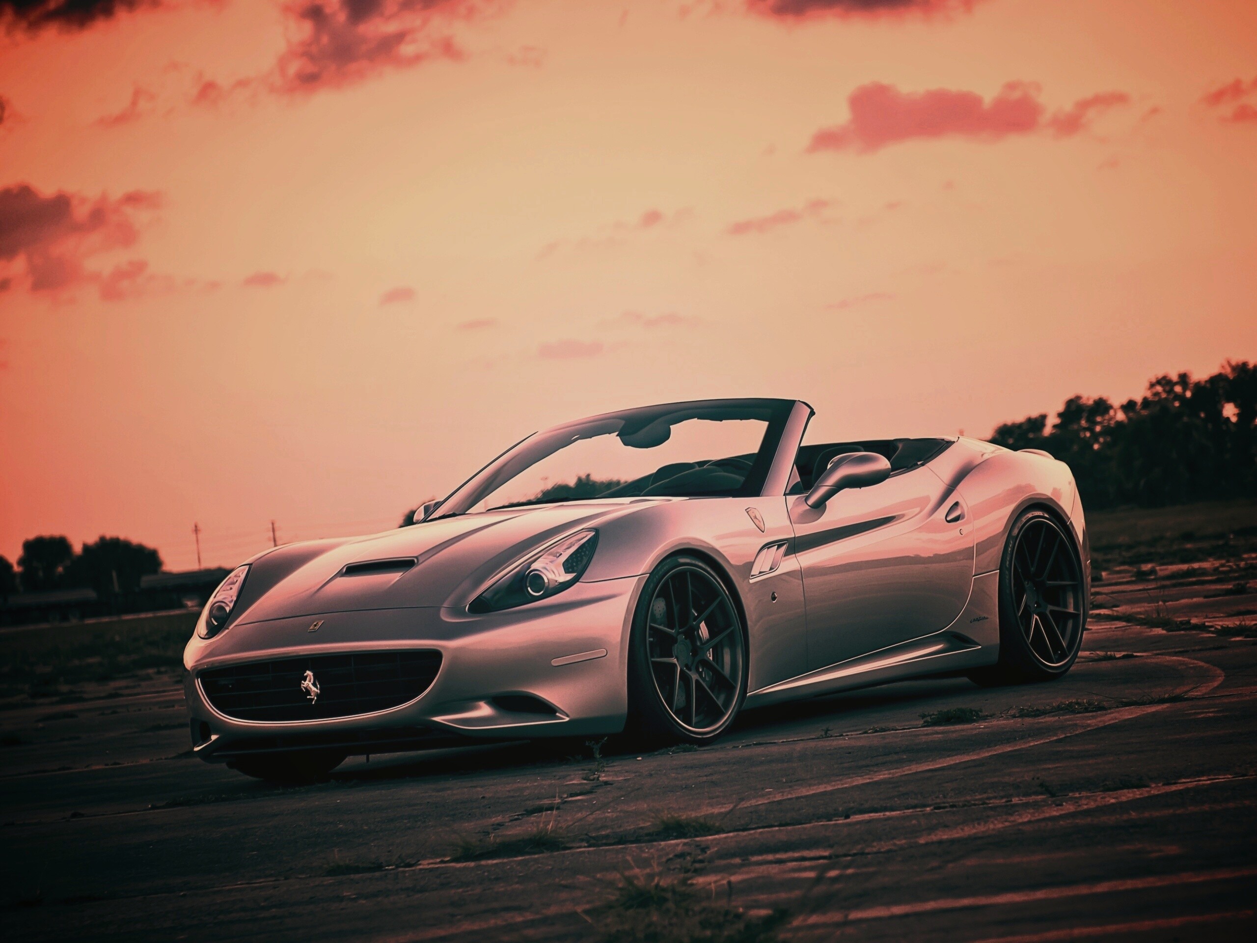Ferrari на взлетном поле обои