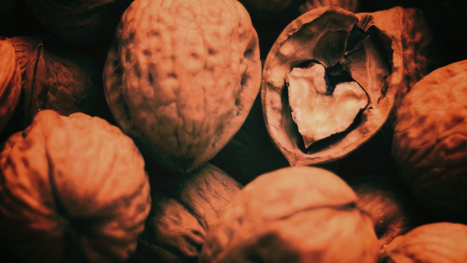 Расколотый орех обои