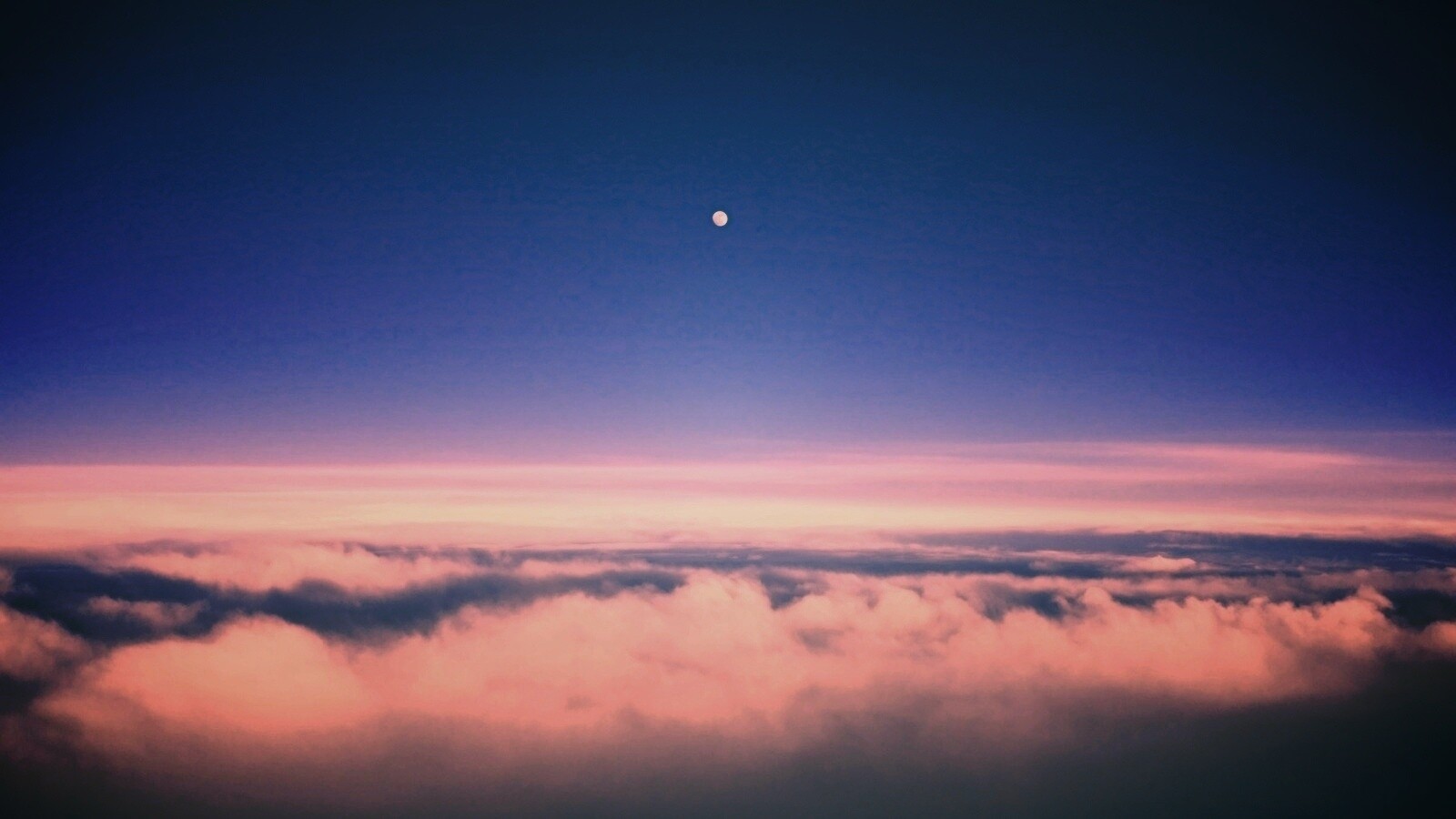 Одинокая луна над облаками обои