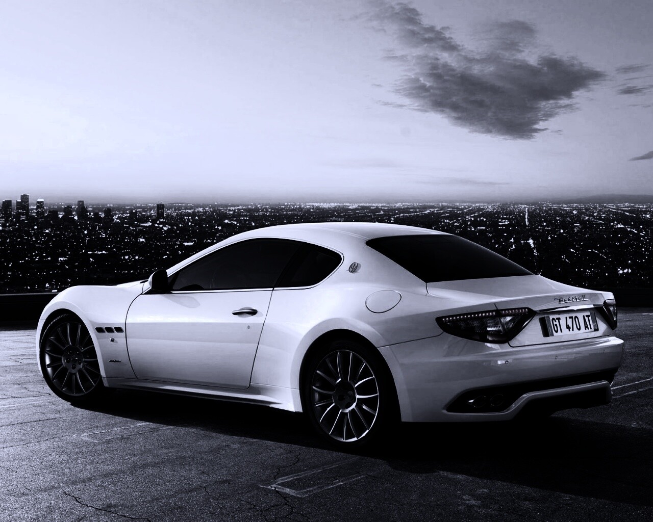 Maserati Granturismo на фоне города обои