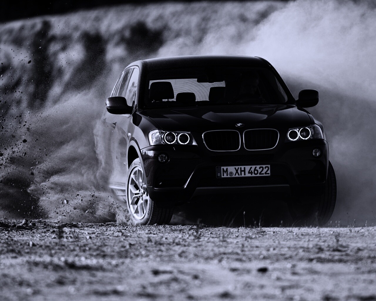 Кроссовер BMW в заносе обои