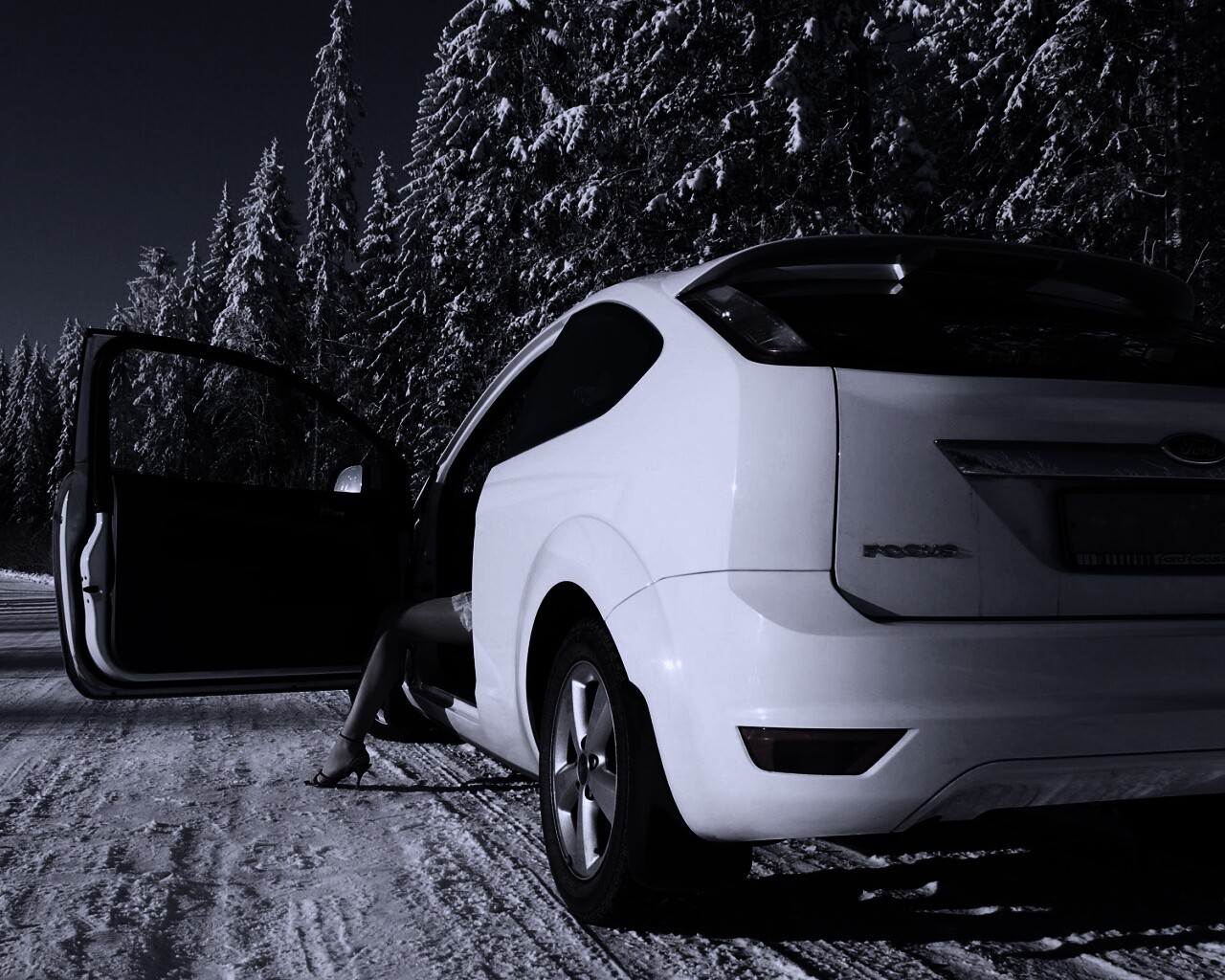 Девушка выходит из Ford Focus обои