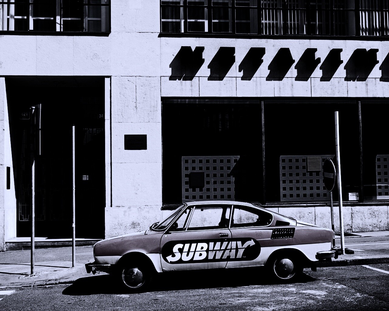 Реклама Subway на машине в Праге обои