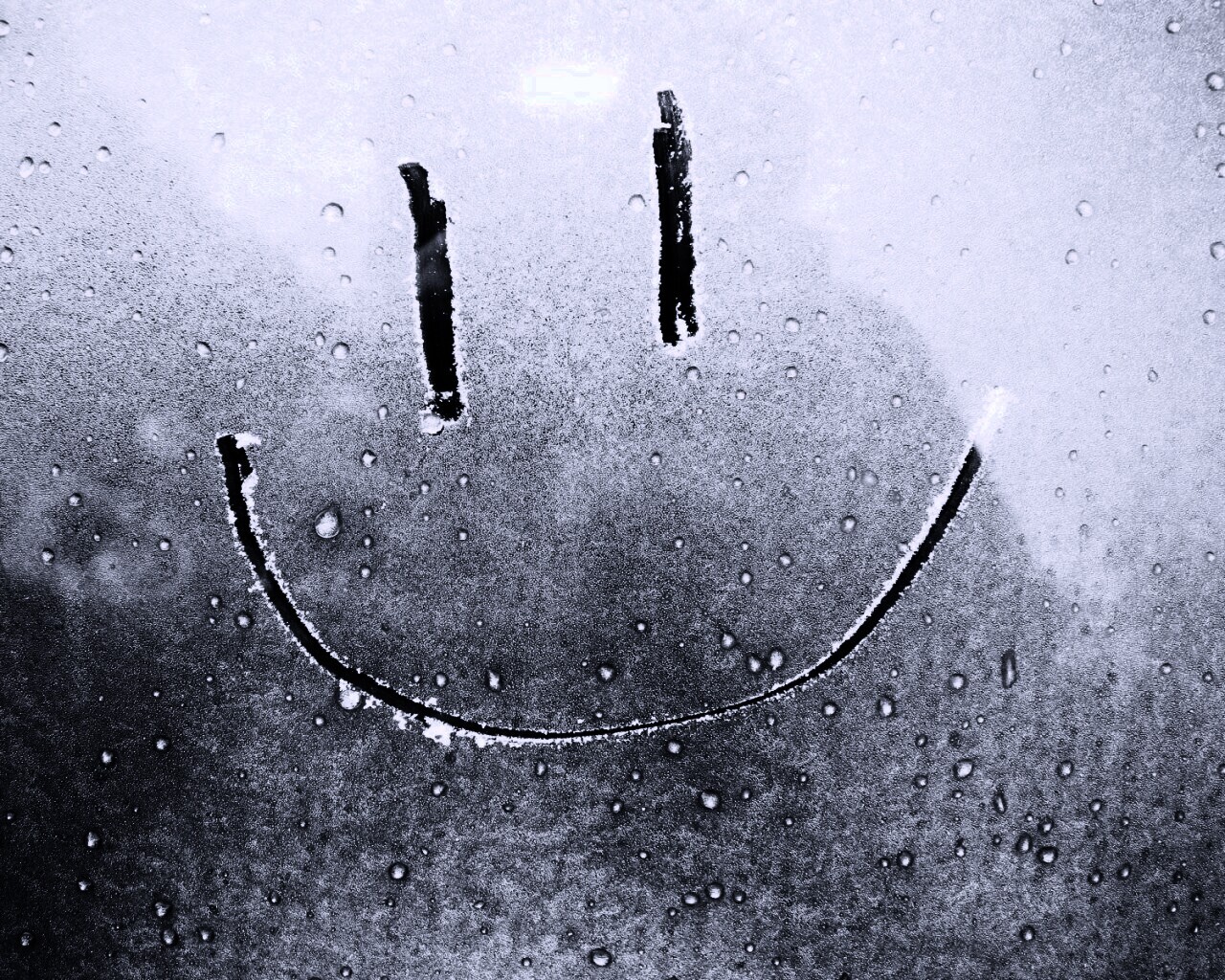 Улыбка на стекле обои