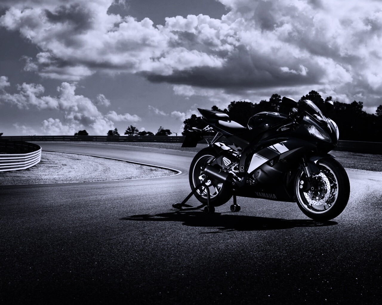 Yamaha R6 на трассе обои
