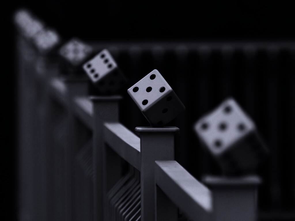 Игральные кости украшающие перила обои