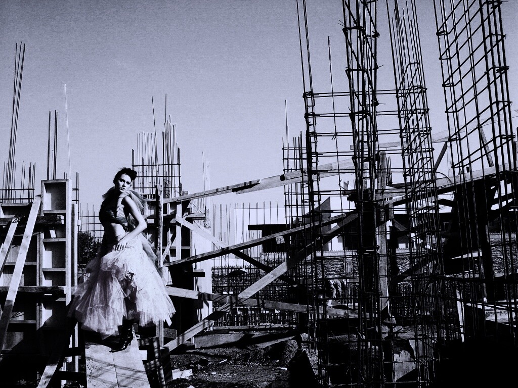 Девушка на стройке обои