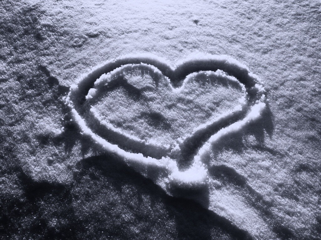 Сердечко на снегу обои