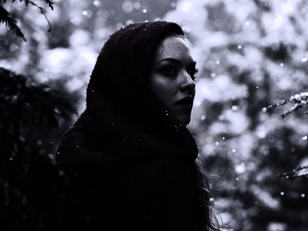 Amanda Seyfried in Red Riding Hood обои