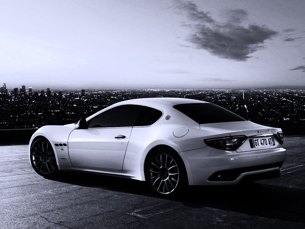 Maserati Granturismo на фоне города обои