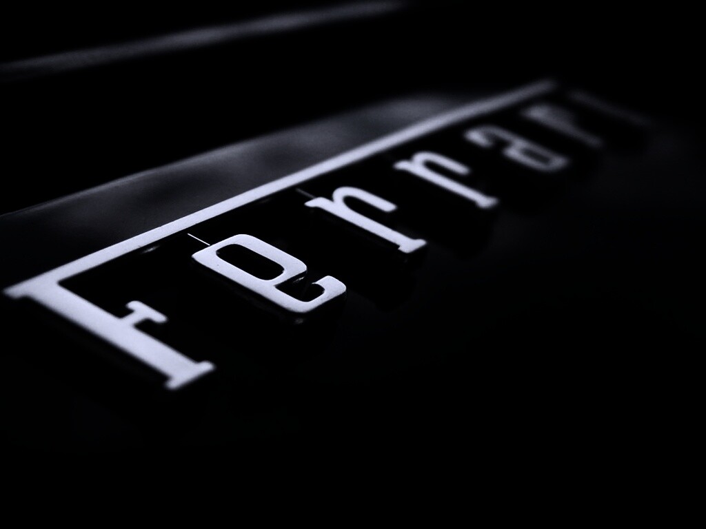 Хромированный логотип Ferrari обои