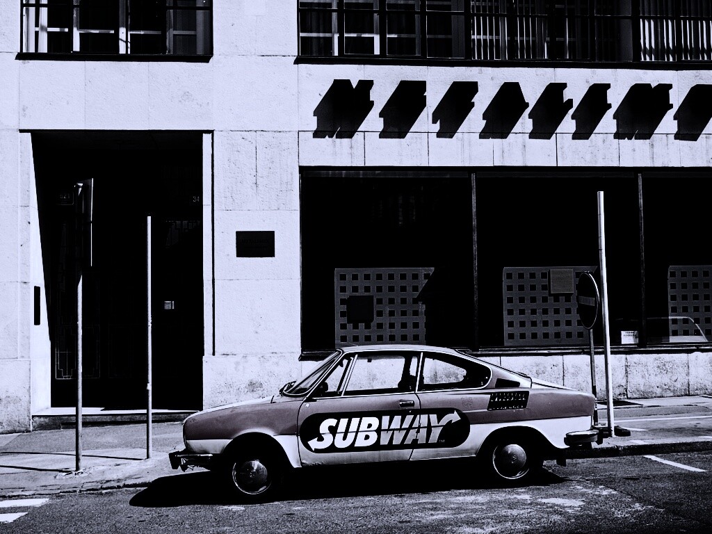 Реклама Subway на машине в Праге обои