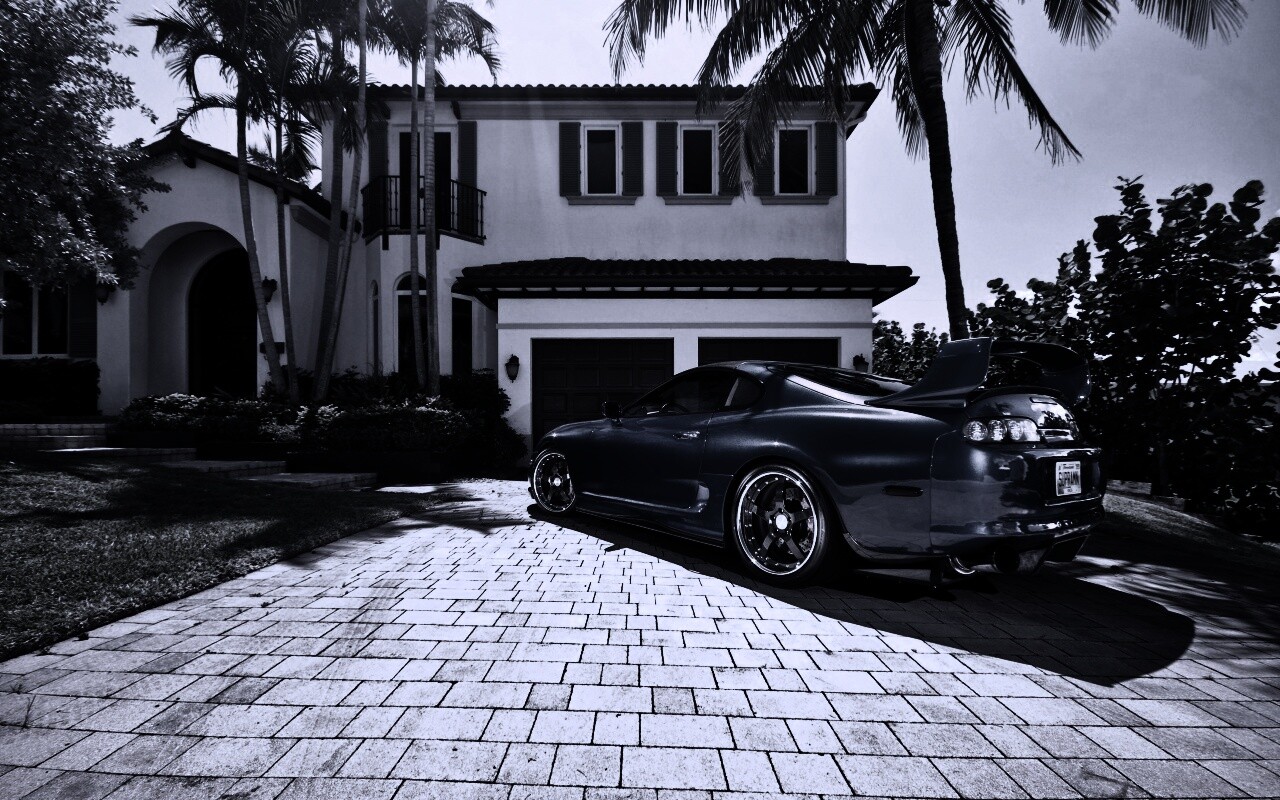 Синее авто у коттеджа обои