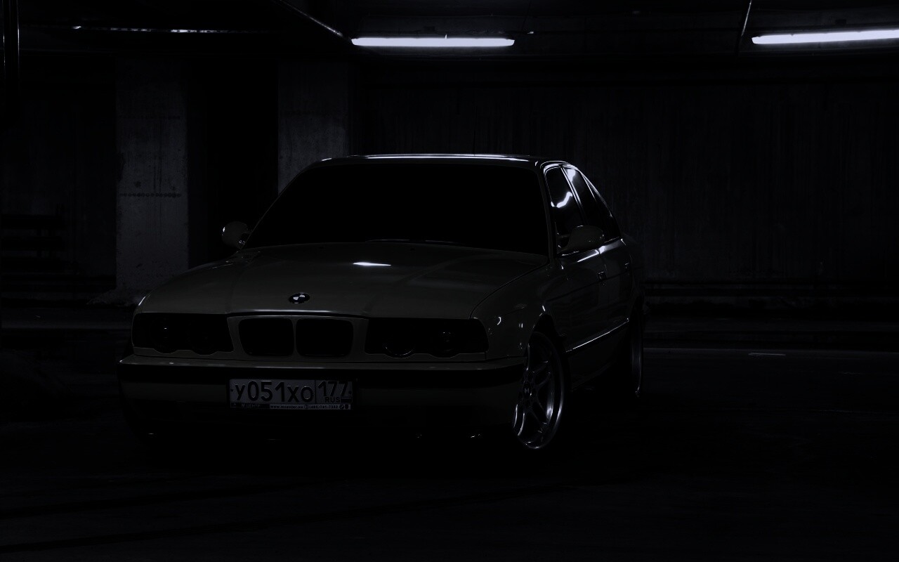 BMW M5 на стоянке обои