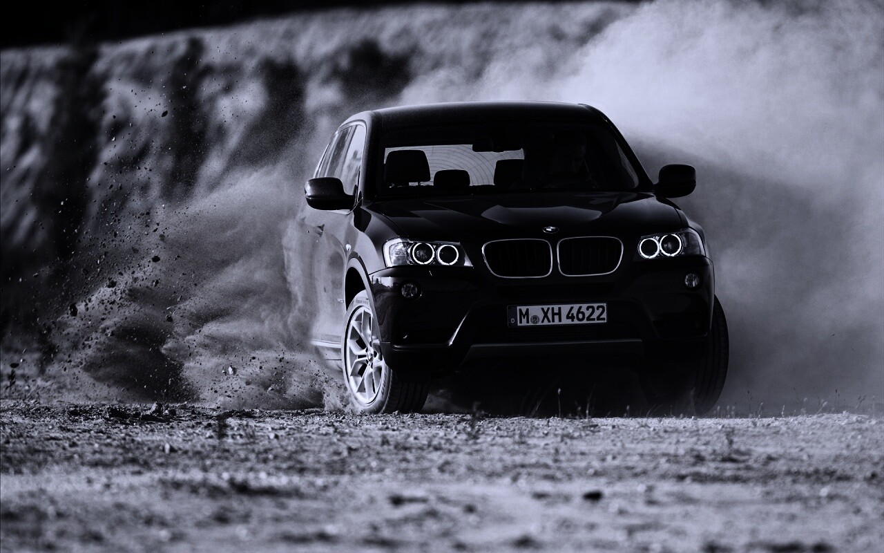 Кроссовер BMW в заносе обои