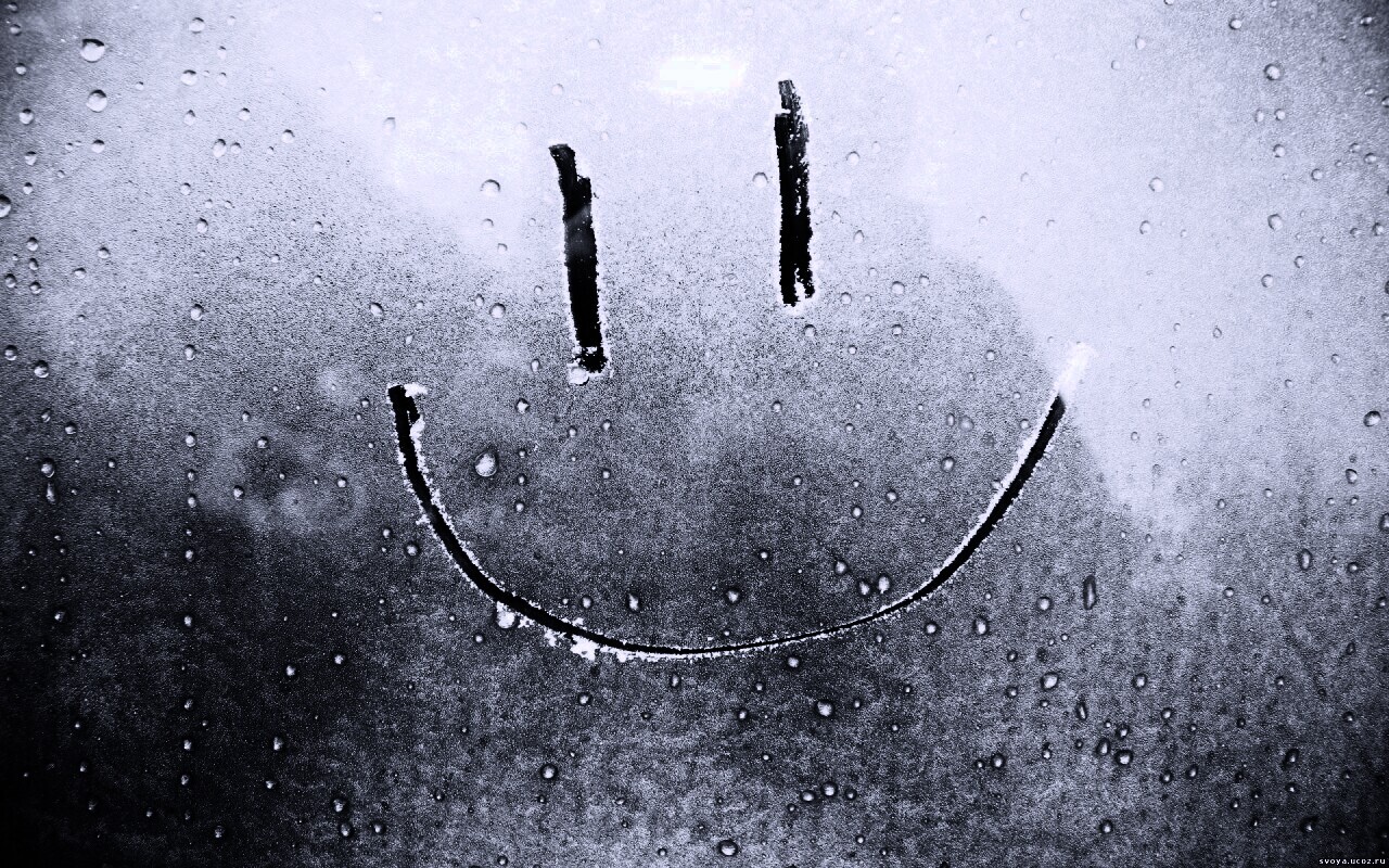 Улыбка на стекле обои