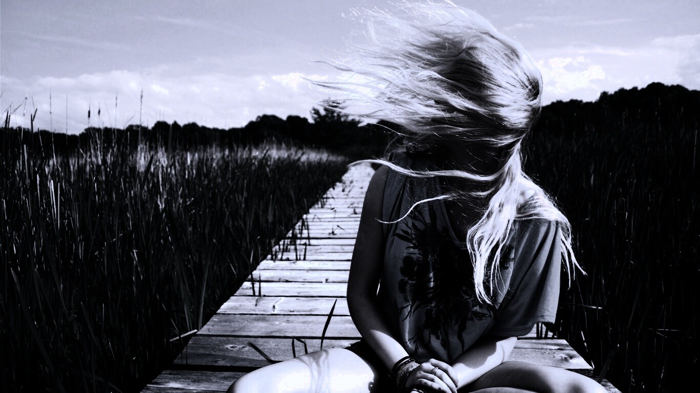 Девушка и ветер обои