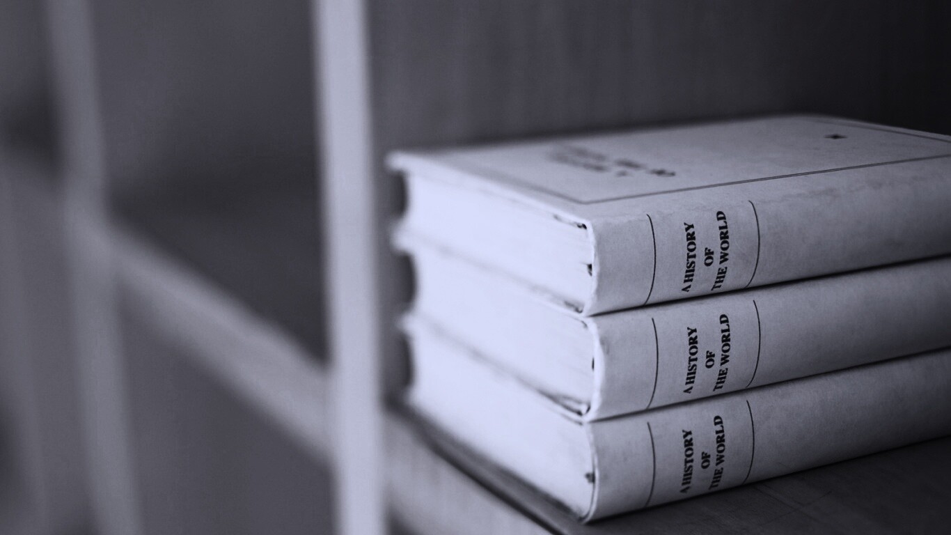 Книги на полке обои