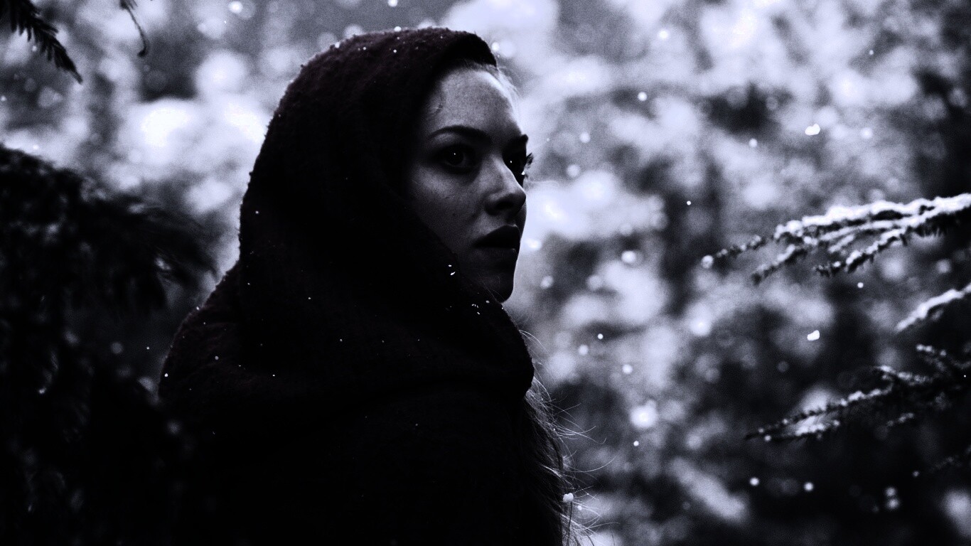 Amanda Seyfried in Red Riding Hood обои