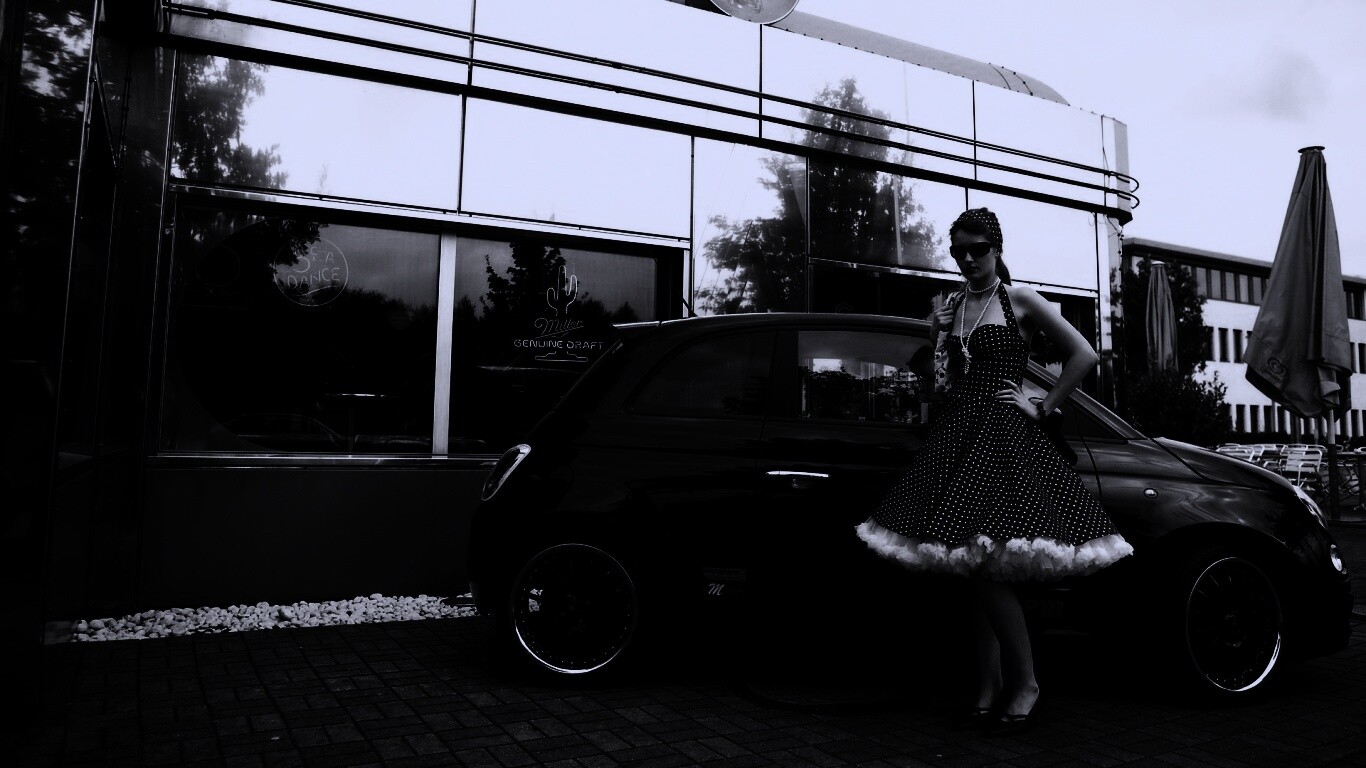 Fiat 500 и девушка обои