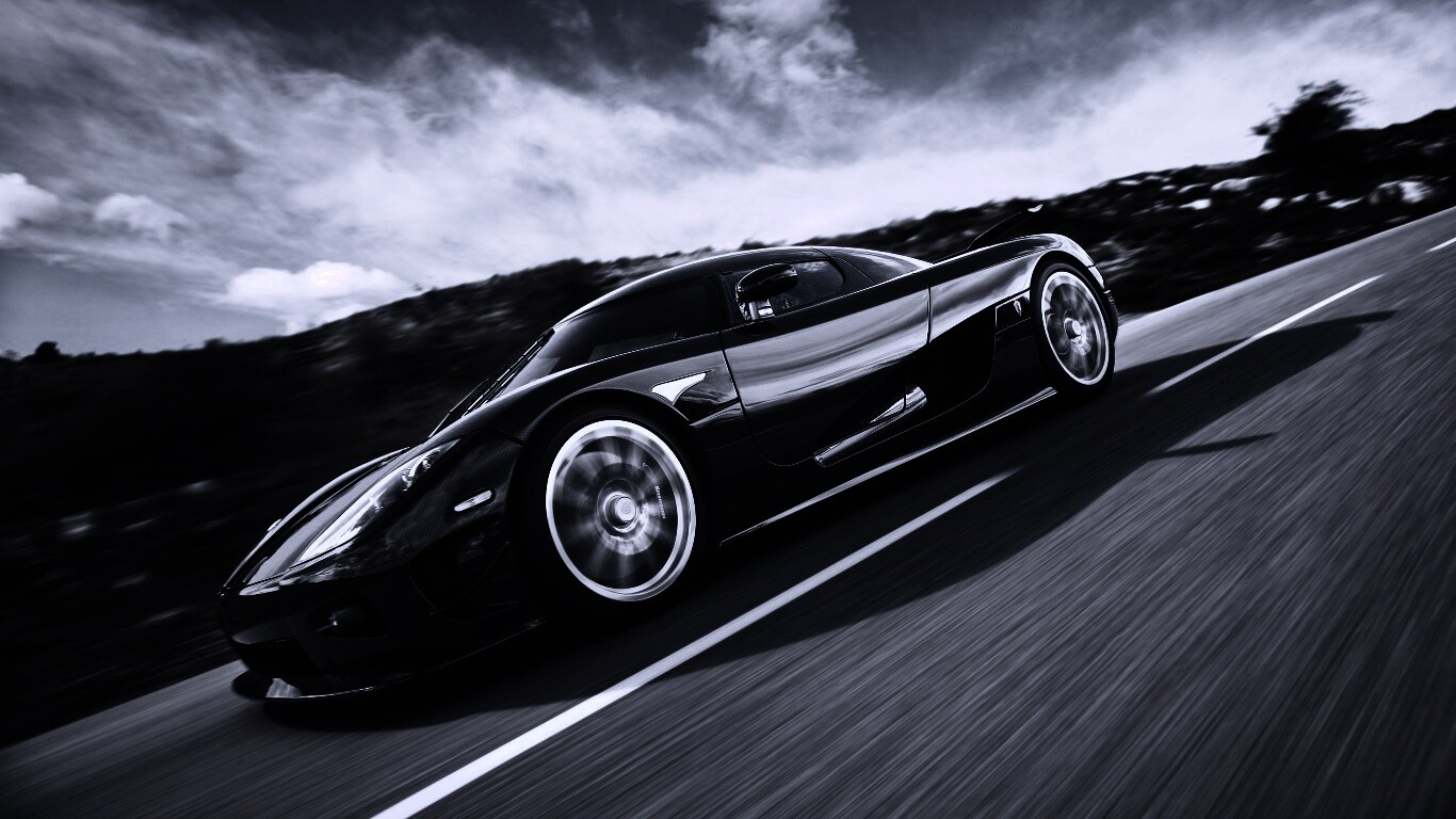 Автомобиль Koenigsegg мчится по трассе обои