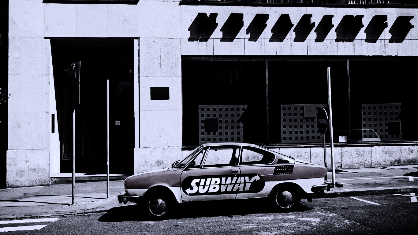 Реклама Subway на машине в Праге обои