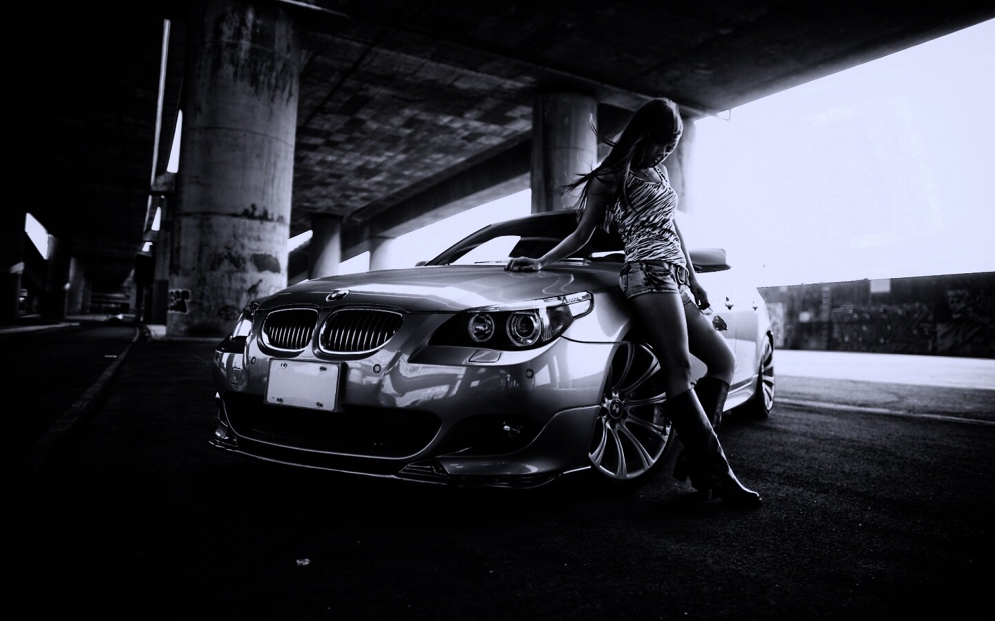 Девушка у BMW обои