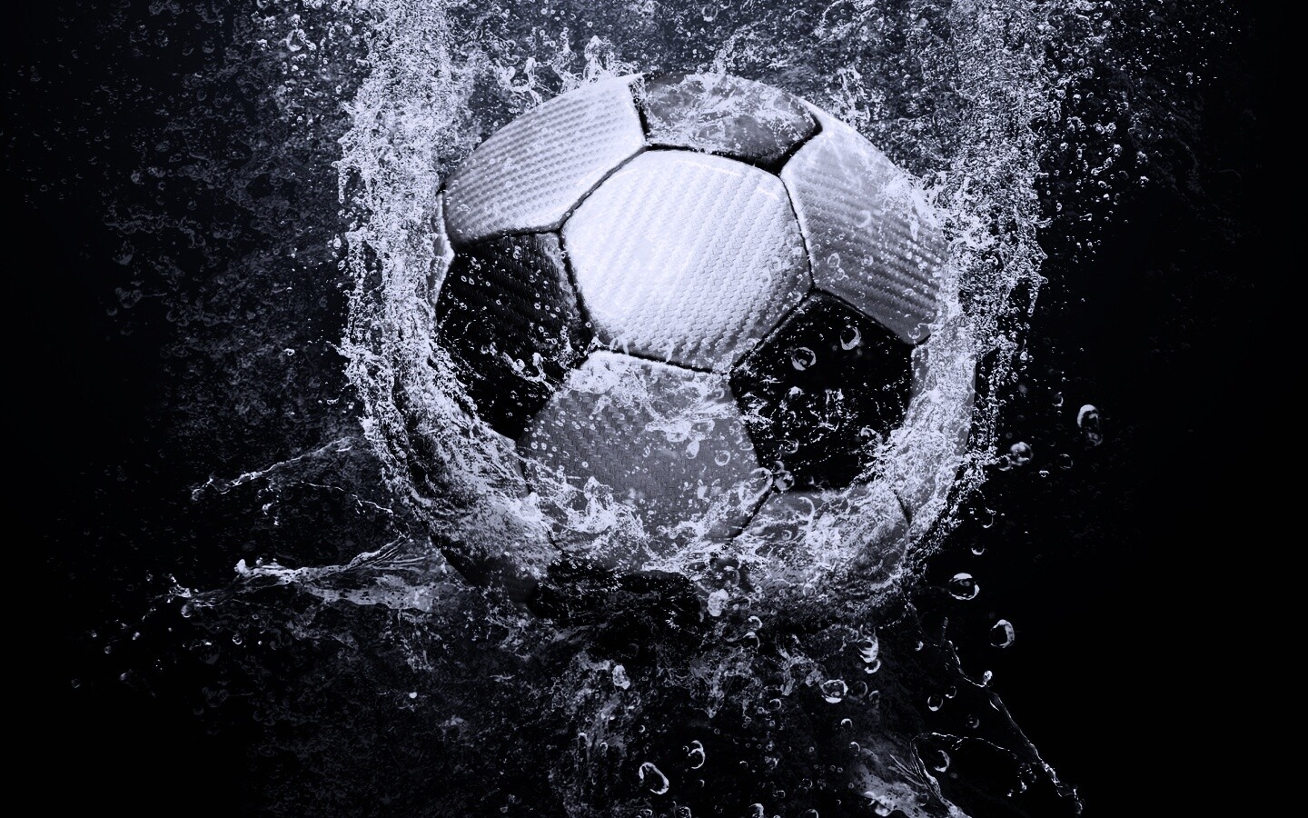 Футбольный мяч на черном фоне