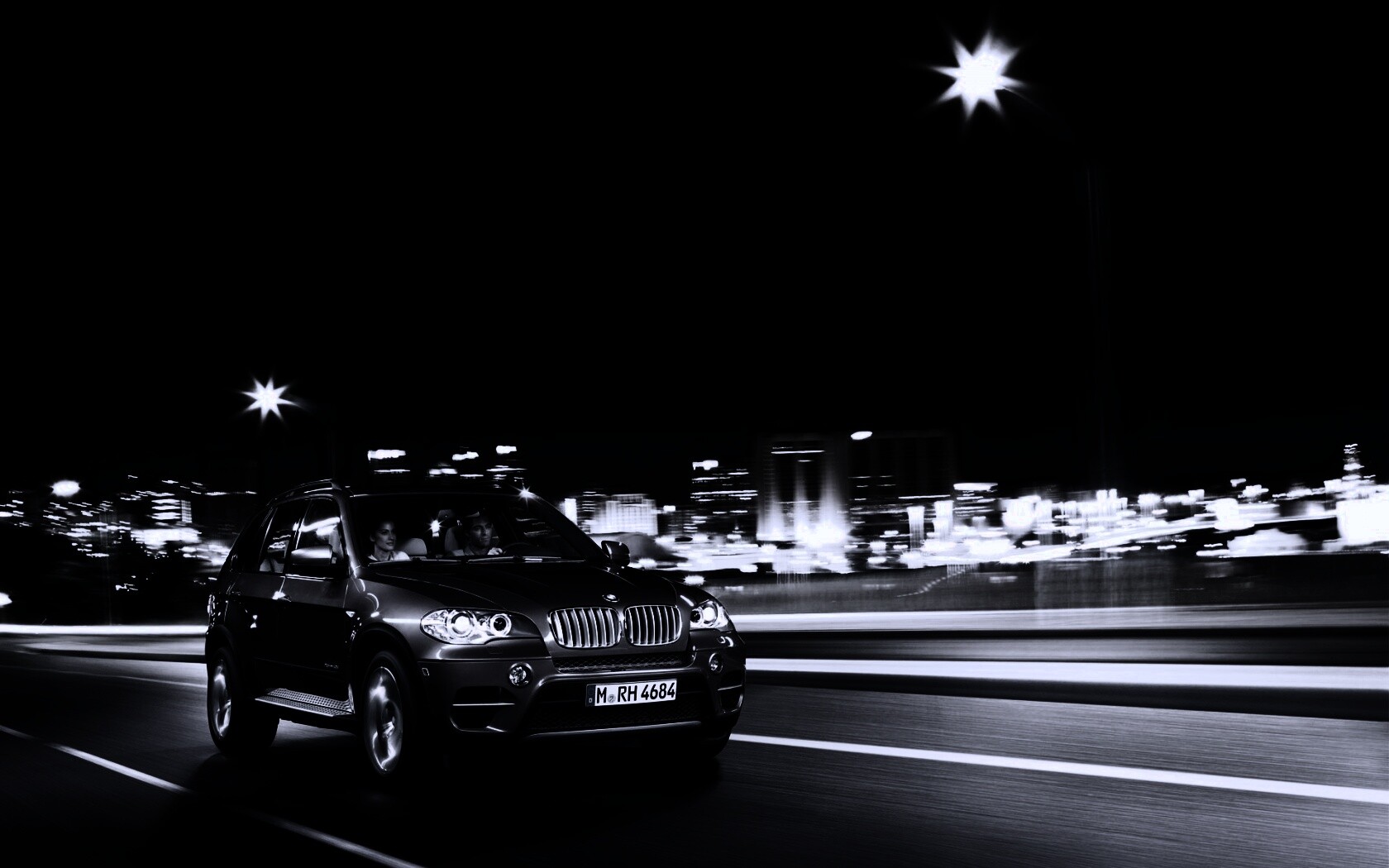 Пара в BMW X5 обои