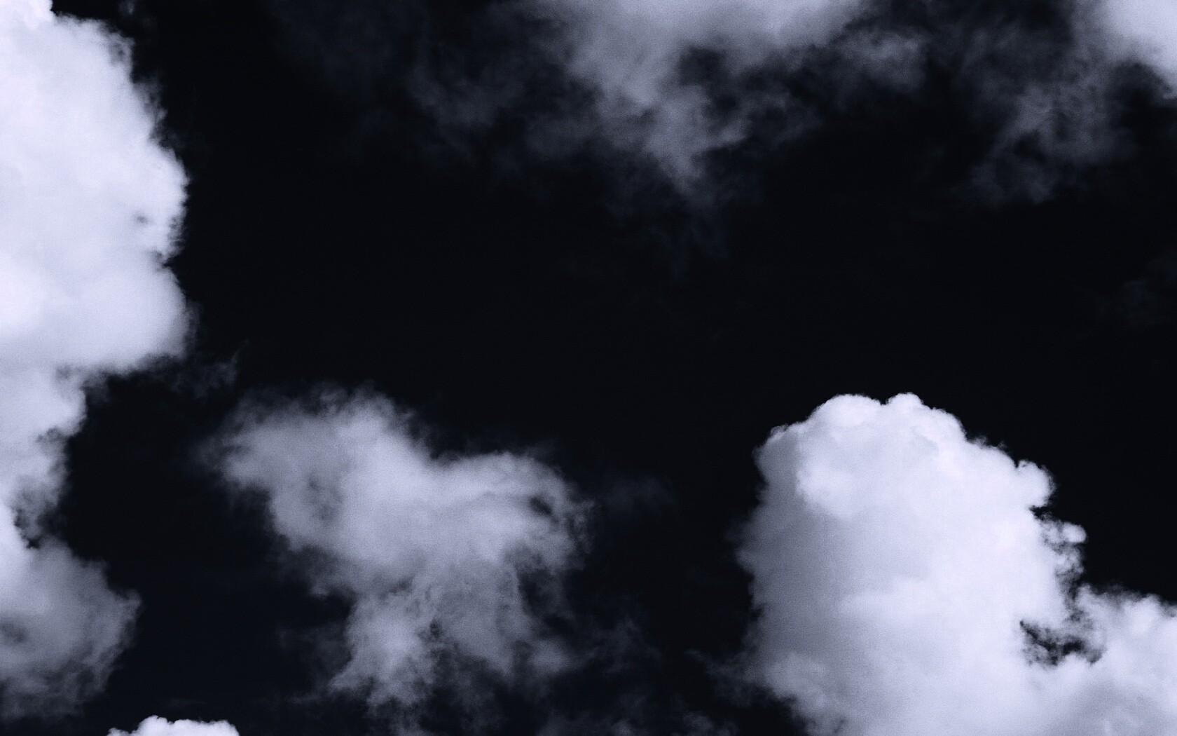 Облака на черном фоне