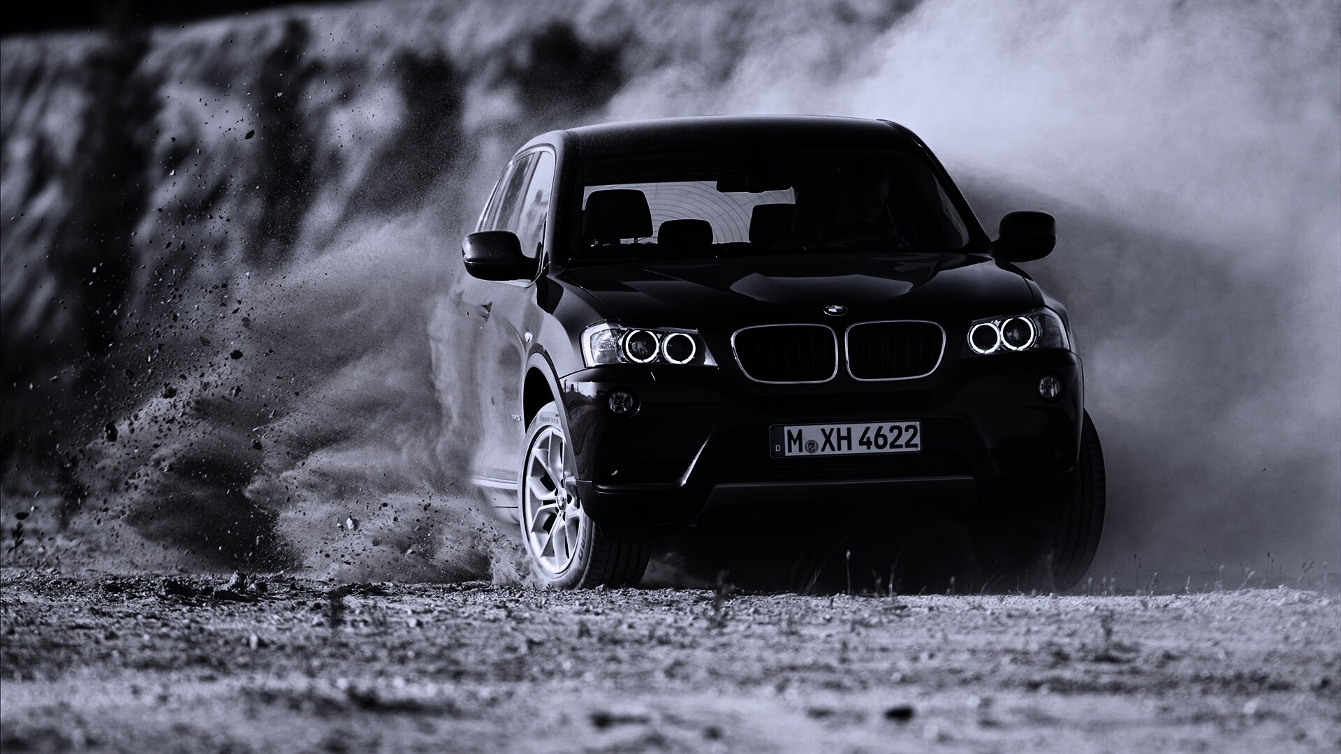 Кроссовер BMW в заносе обои