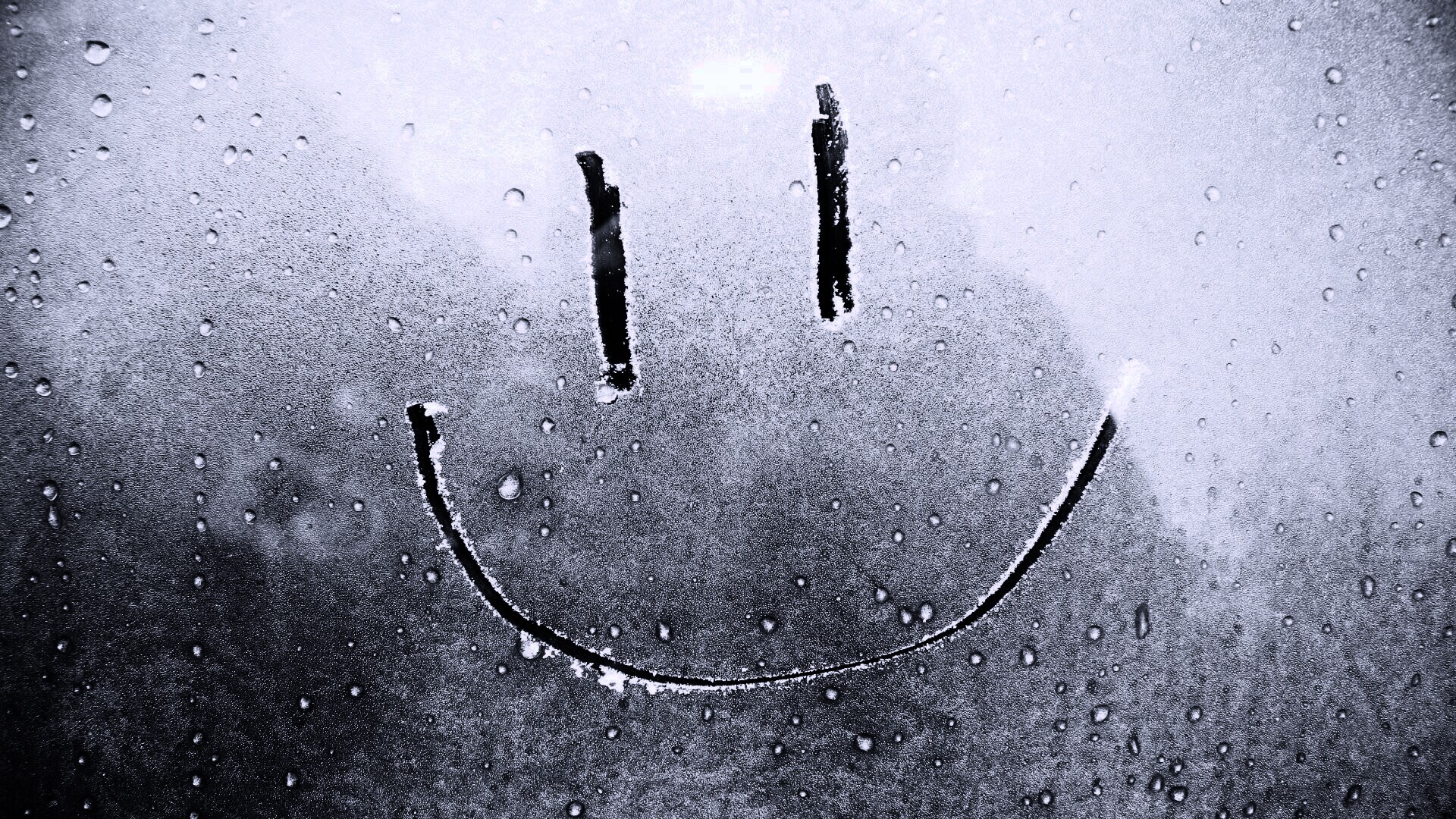 Улыбка на стекле обои