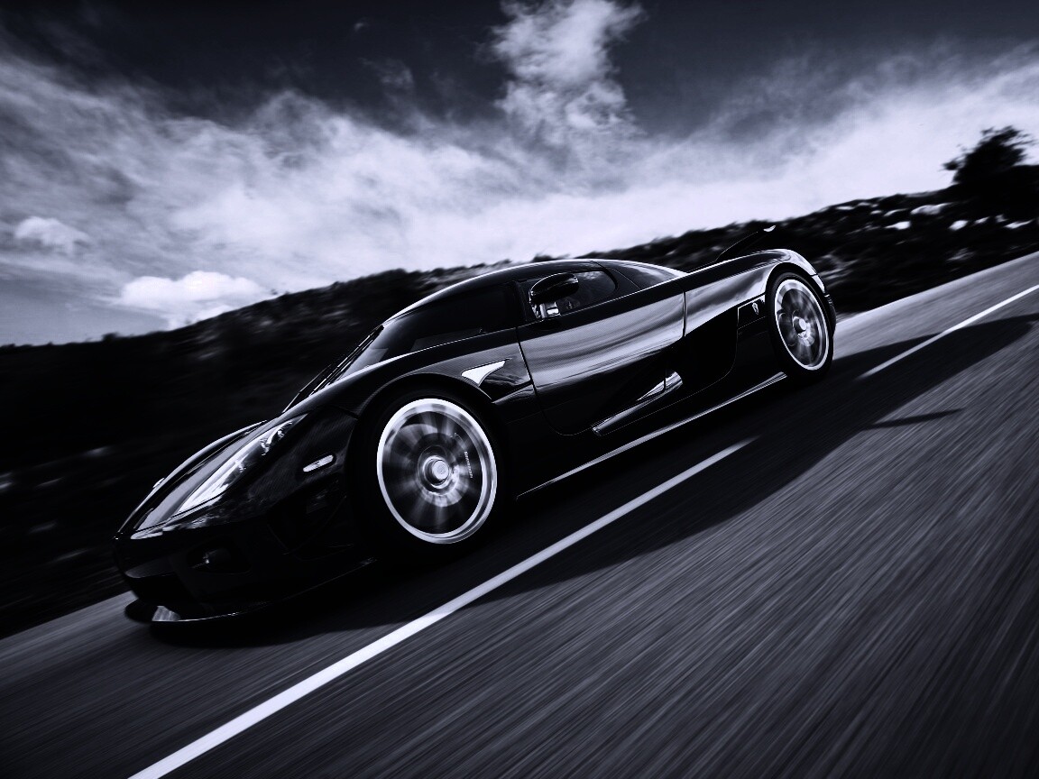 Автомобиль Koenigsegg мчится по трассе обои