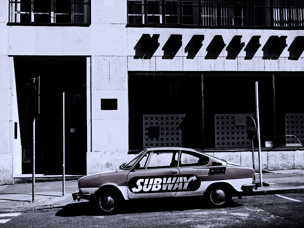 Реклама Subway на машине в Праге обои