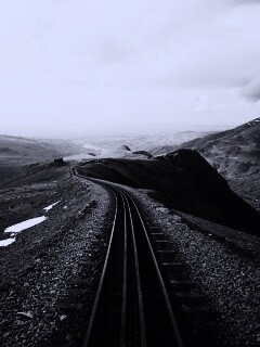 Рельсы уходящие вдаль обои