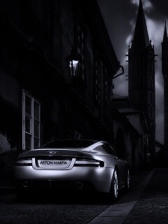 Aston Martin в старинном городе обои