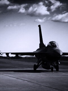Истребители f16 Falcon на взлетной полосе обои