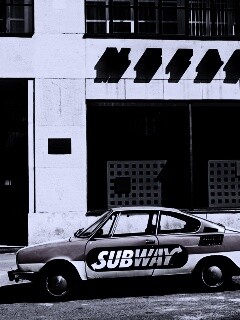 Реклама Subway на машине в Праге обои