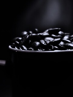 Полная кружка кофейных зёрен обои