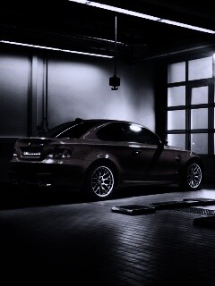 Гонщик и BMW M1 в гараже обои