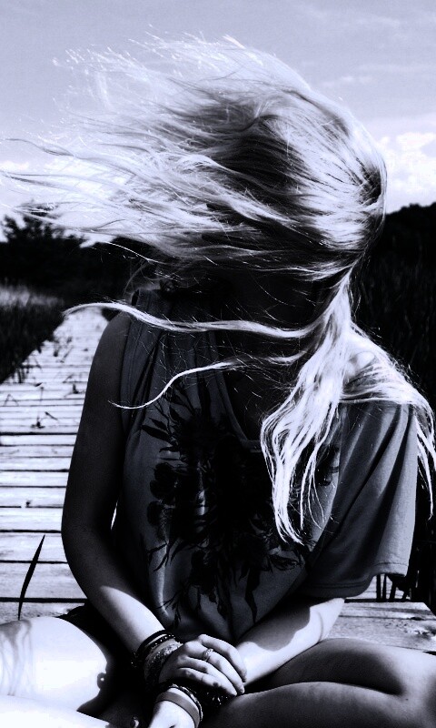 Девушка и ветер обои