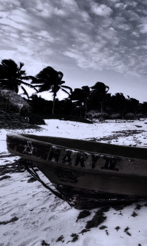 Лодка на берегу моря MARY IV обои