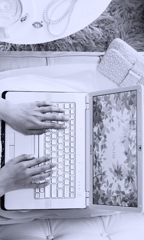 Девушка с ноутбуком vaio обои